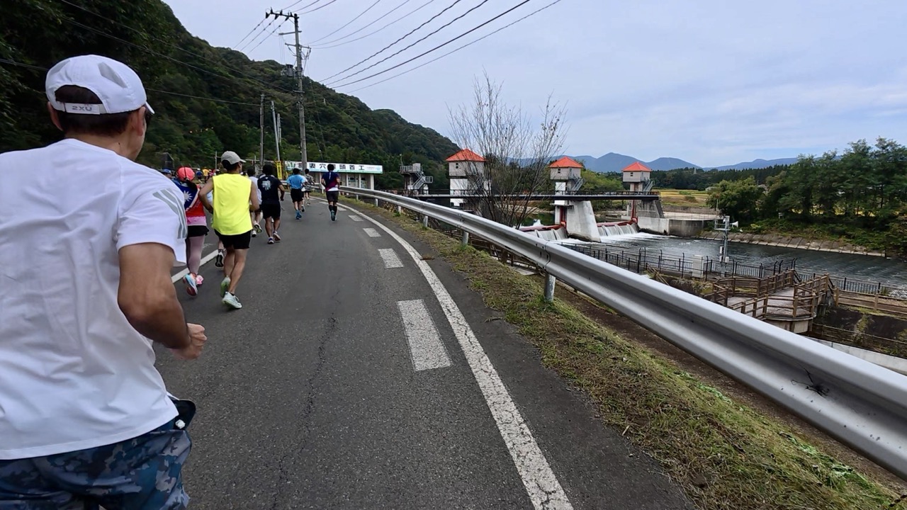 後半、郊外の道路をペースアップして走る様子