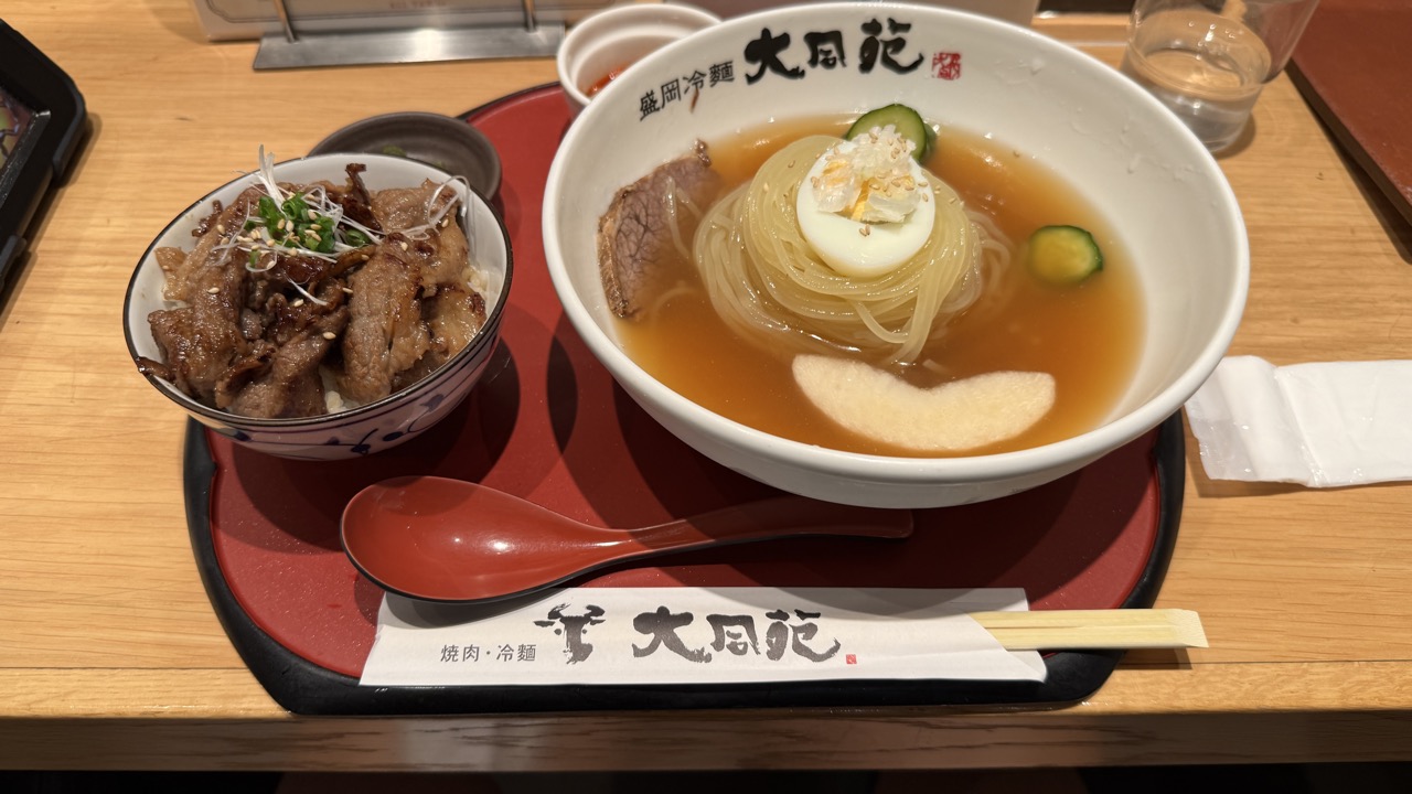 盛岡駅で食べた盛岡冷麺とミニ焼肉丼のセット