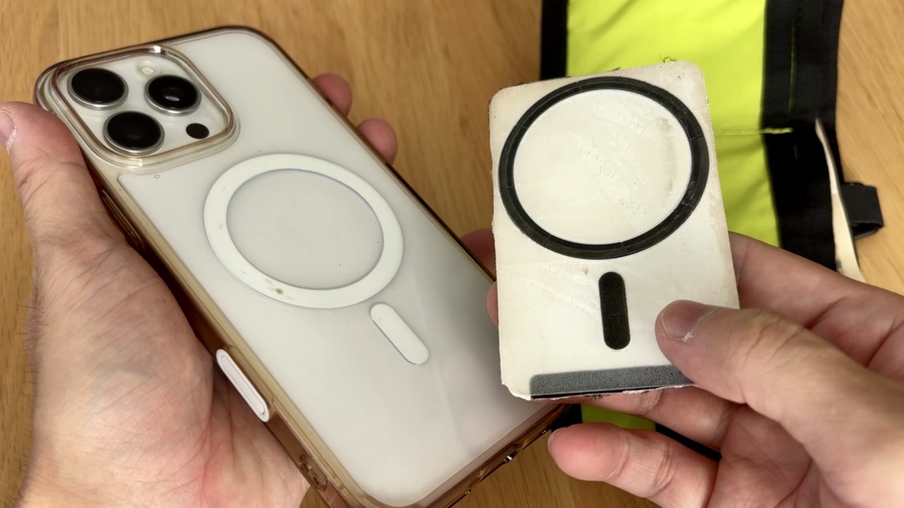 スマホの裏面に貼り付けた「Trail Bank S」