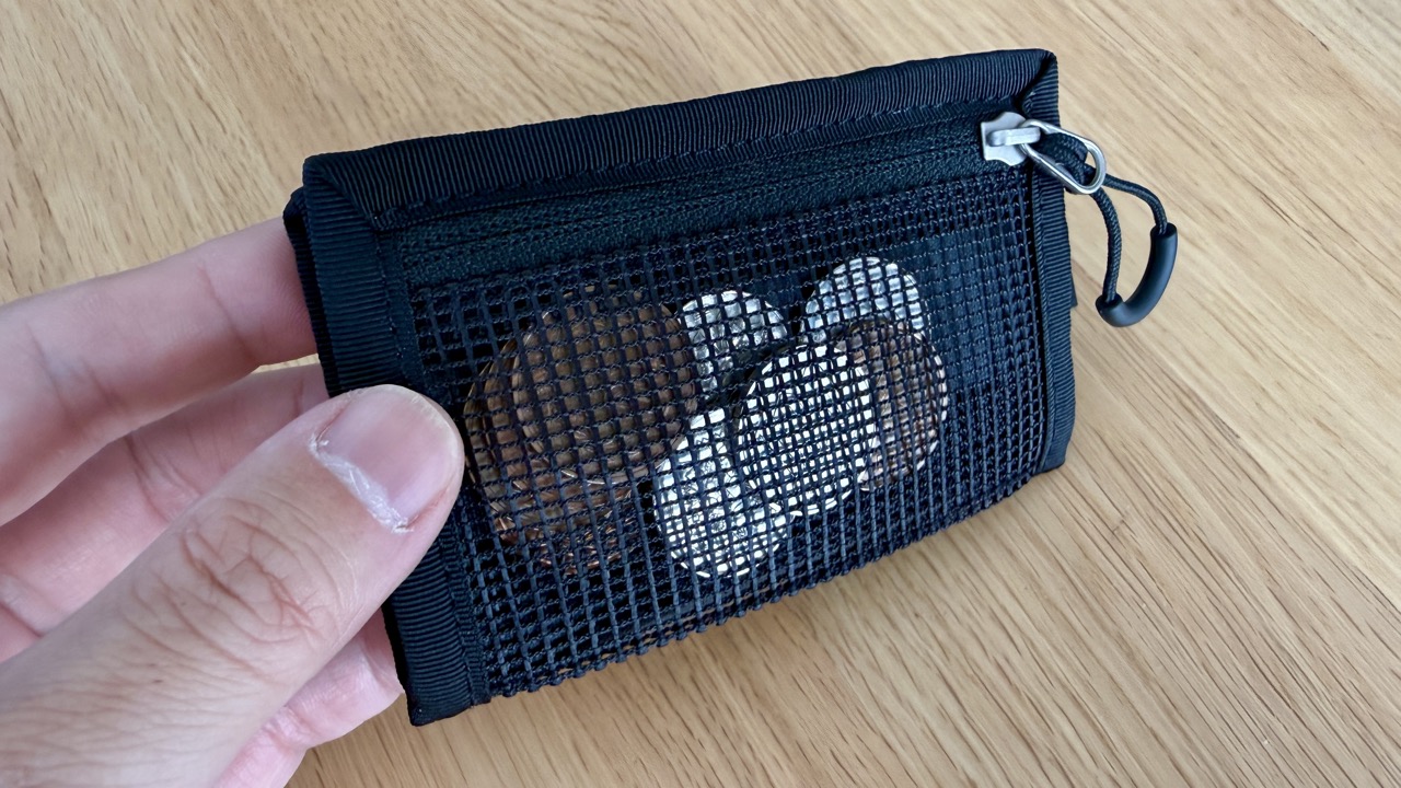 「Trail Bank S」外側のメッシュ素材のコインポケット