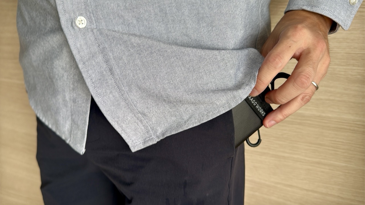 「Trail Bank S」をポケットに入れる様子