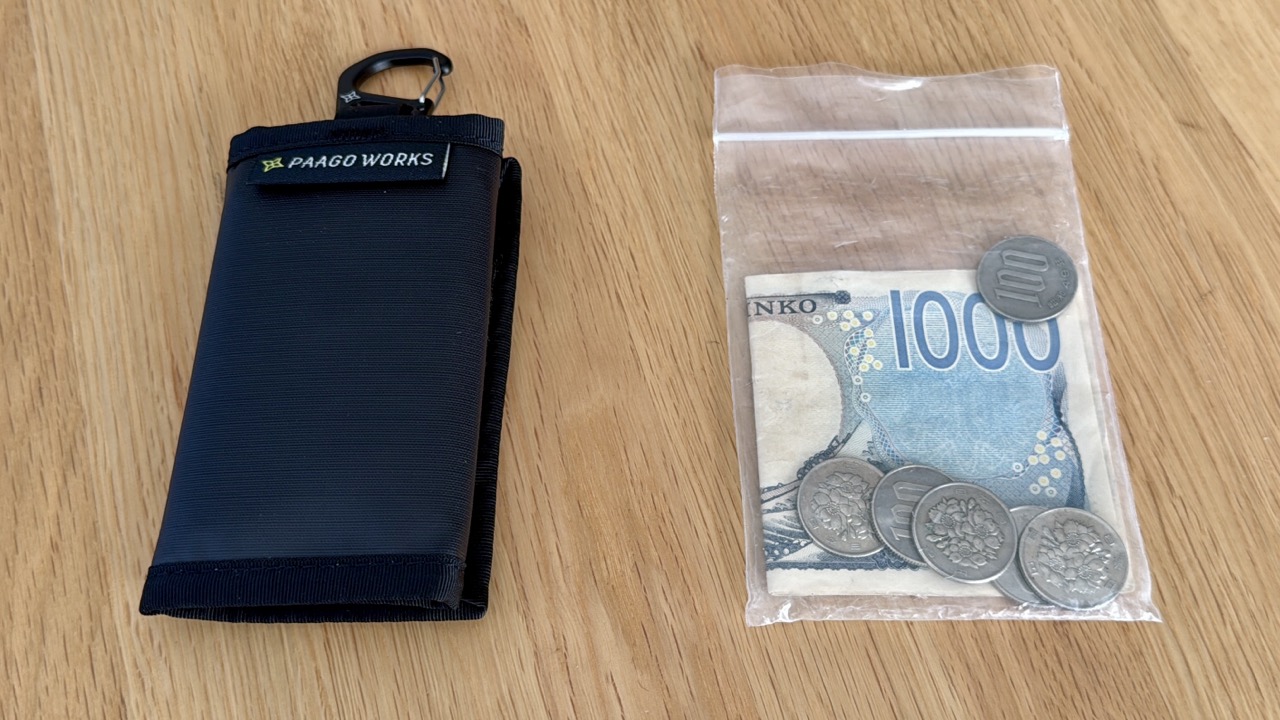 現金を入れたチャック付きポリ袋と「Trail Bank S」