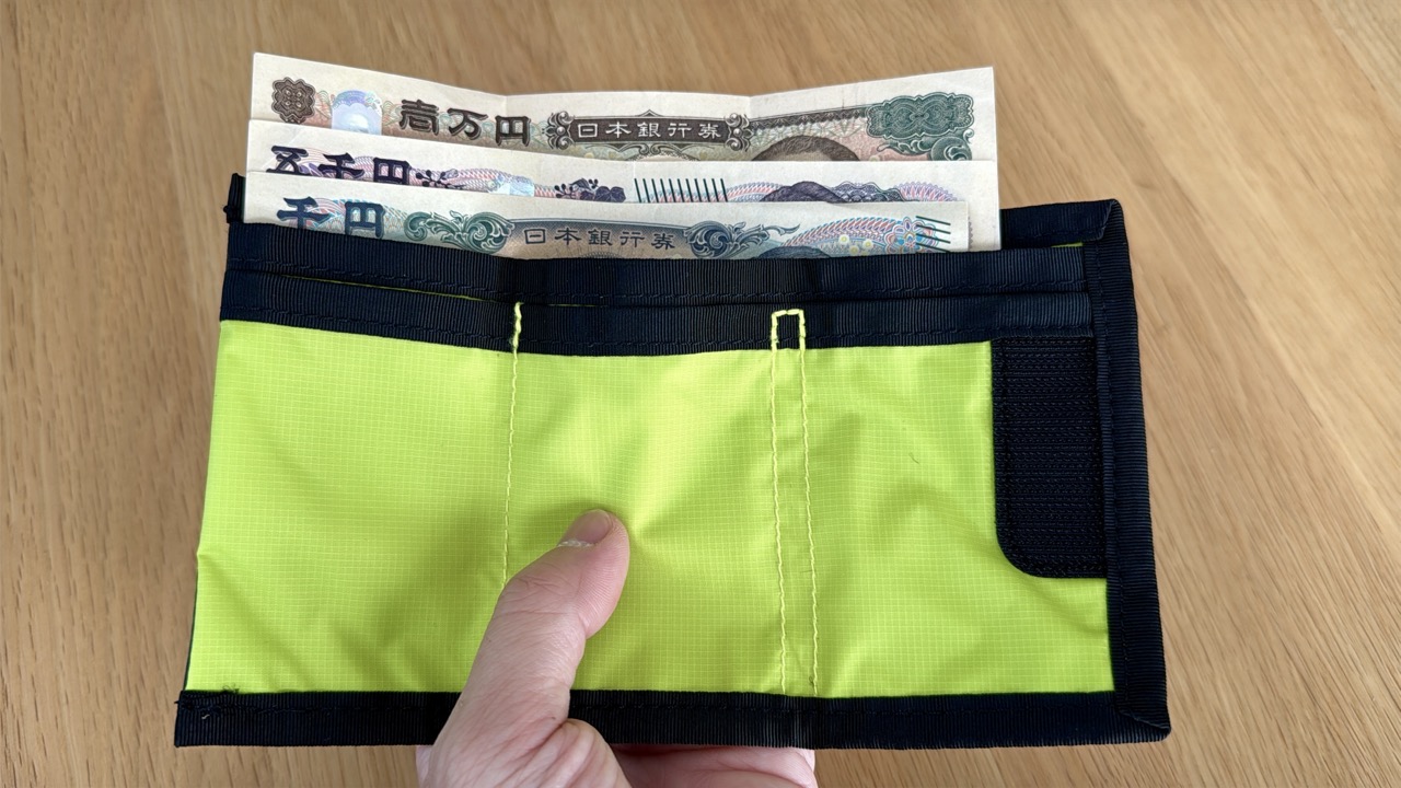 お札を収納して広げた「Trail Bank S」