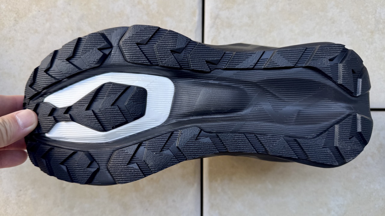 【アシックス ノバブラスト6 GTX レビュー】身も心も弾む防水ランニングシューズ