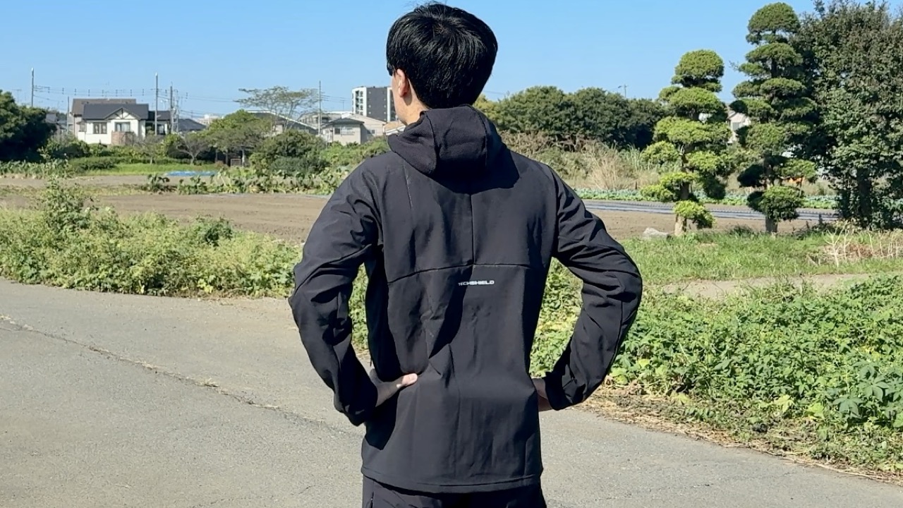 テックシールドフーディジャケットの着用例